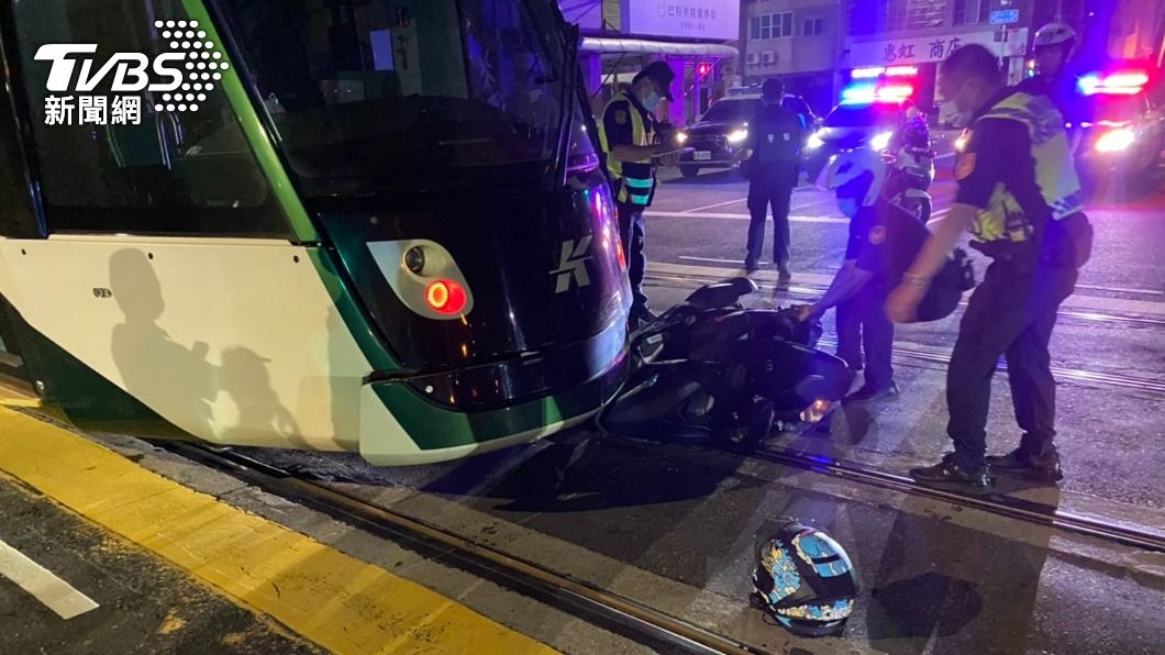女騎士闖紅燈遭輕軌撞，列車機件鎖死。（圖／TVBS）