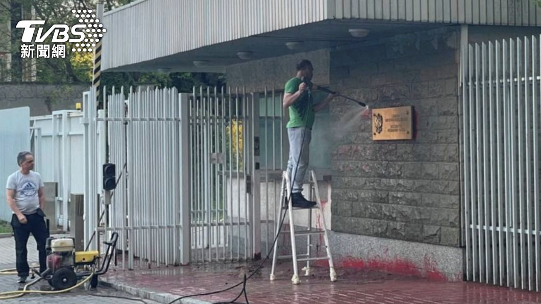 波蘭駐莫斯科大使館遭潑灑紅漆。（圖／達志影像路透社）