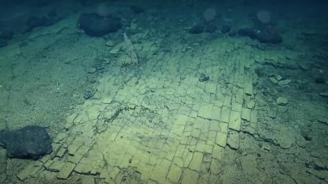 夏威夷海底出現「黃磚路」。（圖／翻攝自EVNautilus YouTube）