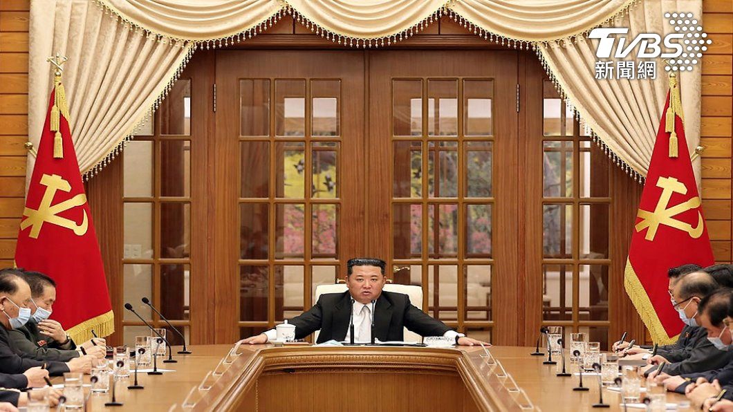 北韓領導人金正恩主持朝鮮勞動黨中央委員會政治局會議。（照片來源：AP）