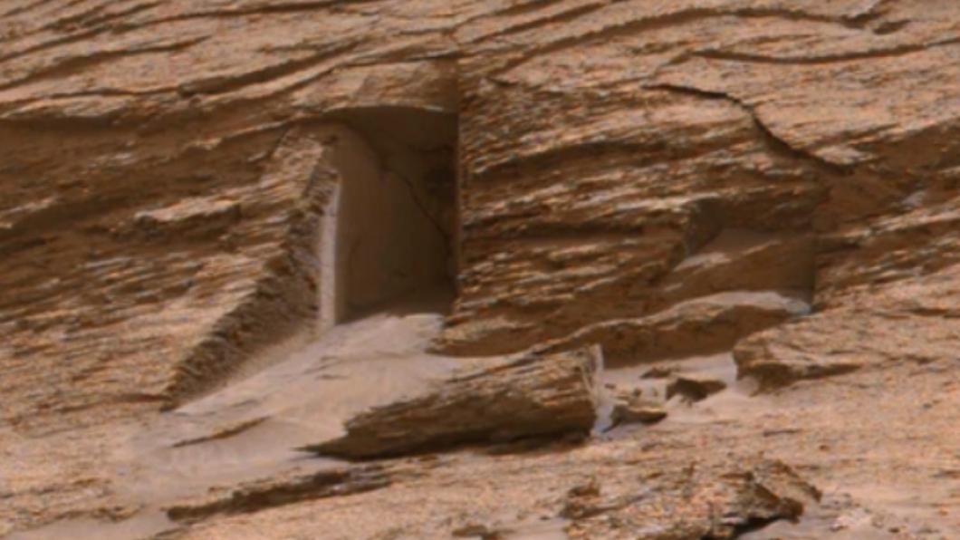 火星上一個方方正正的「神秘入口」曝光。（圖／翻攝自NASA/JPL-CALTECH/MSSS/NEV-T）
