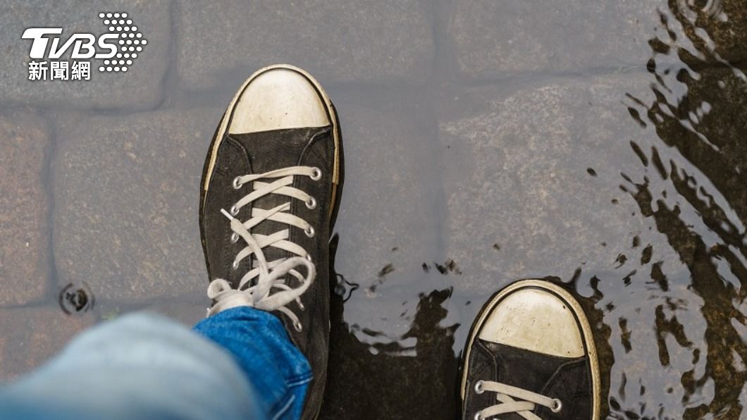 下雨鞋子濕掉最令人頭痛。（示意圖／Shutterstock達志影像）