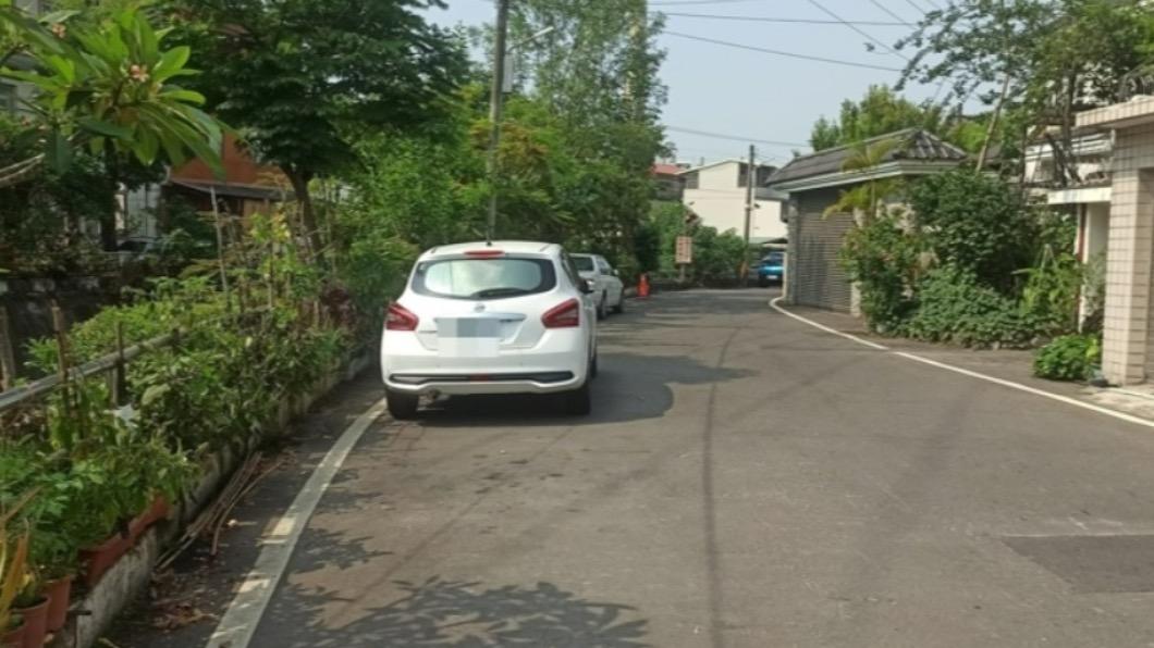 有網友表示，家門口窄巷被劃設白線後，萬一有停車會導致難以進出。（示意圖／翻攝自屏東人屏東事）