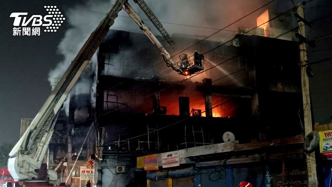 印度新德里有棟商業樓起火燃燒。（圖／達志影像美聯社）