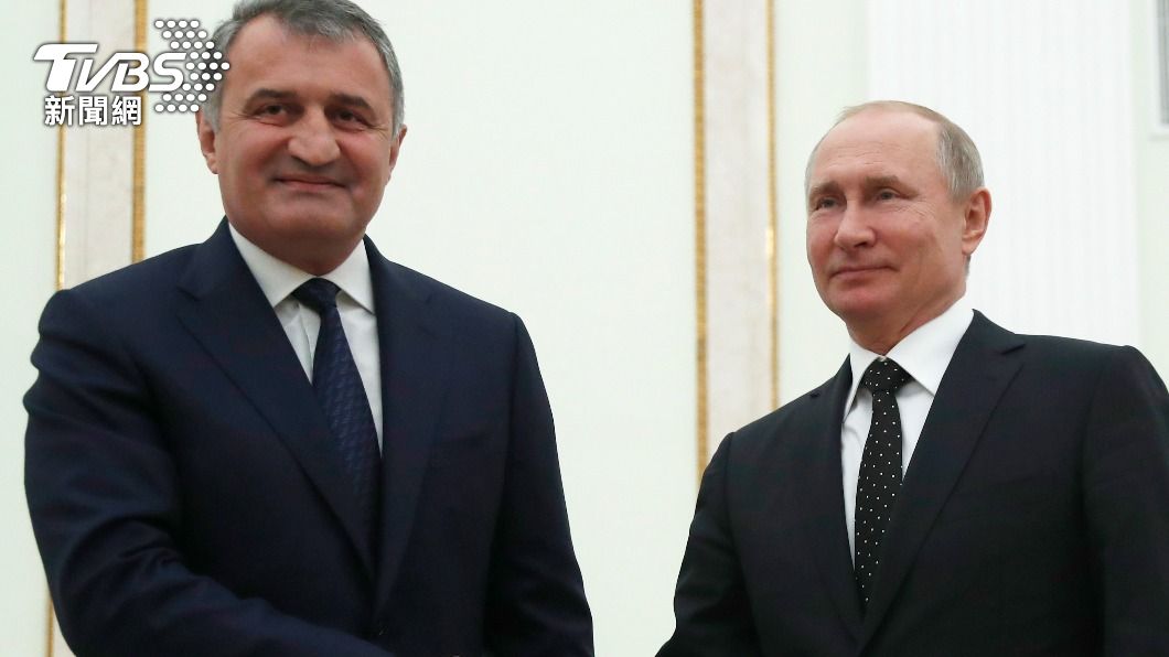 南奧賽提亞共和國領導人比比洛夫（Anatoly Bibilov）與俄羅斯總統普丁（Vladimir Putin）。（圖／達志影像美聯社）