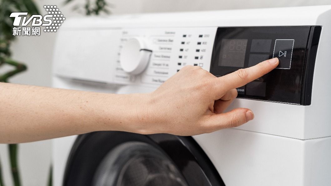 洗衣機是居家必備電器之一，經常使用加上內部潮濕和清潔劑殘留，長期下來容易滋生黴菌甚至出現異味。（示意圖／shutterstock達志影像）