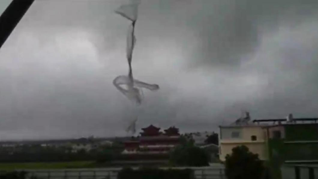里港颳怪風，白紗網捲上天。（圖／翻攝自民眾臉書）