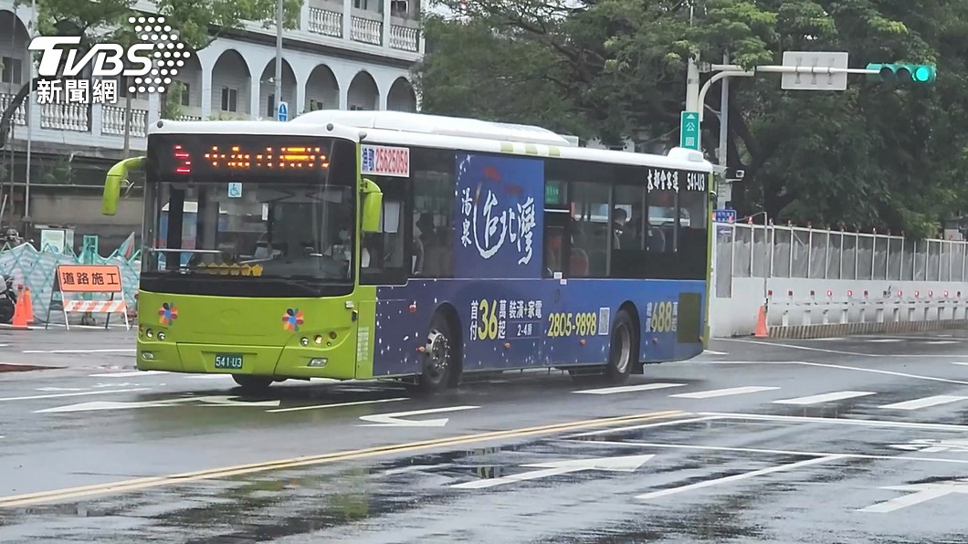 國民黨台北市長參選人蔣萬安提出上網預約公車座位政見，引起討論。（圖／TVBS）