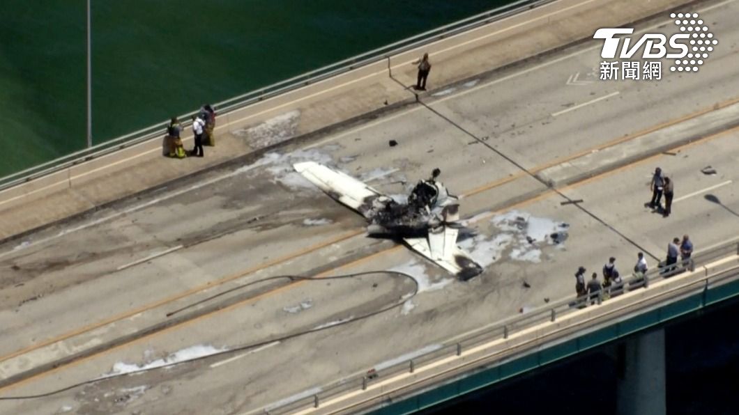 美國佛羅里達州驚傳飛機墜橋意外。（圖／達志影像美聯社）