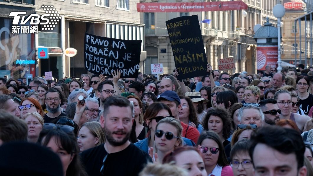 大批克羅埃西亞人走上首都薩格勒布（Zagreb）街頭進行反墮胎遊行。（圖／達志影像美聯社）