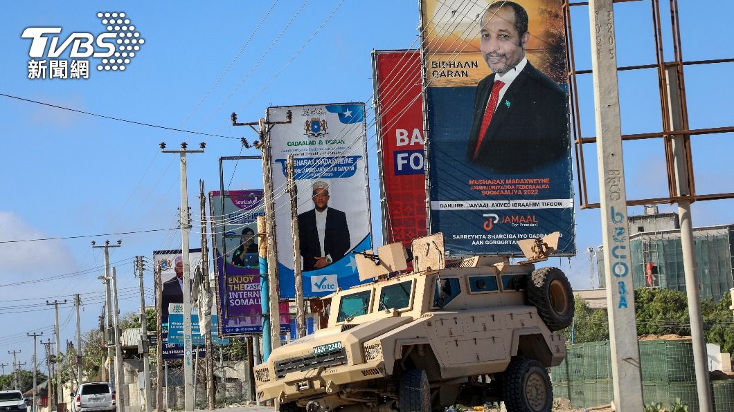 索馬利亞今（15）日進行總統選舉，街道上布滿候選人的看板。（圖／達志影像美聯社）