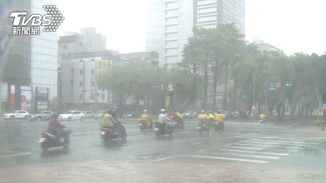 強降雨橫掃南台灣 。（圖／TVBS資料畫面）