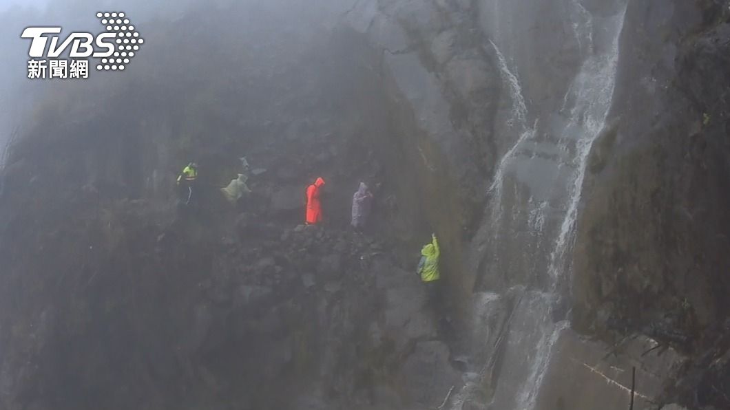 眠月線大崩壁成瀑布，登山客受困。（圖／TVBS）