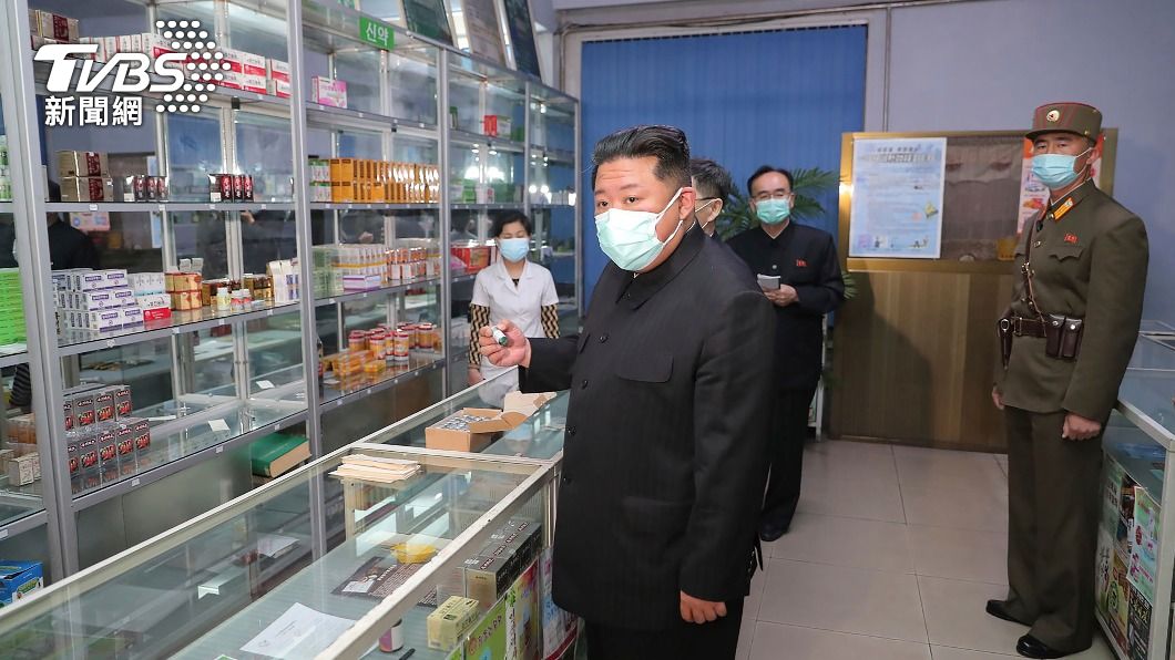 北韓領導人金正恩視察藥局。（圖／達志影像美聯社） 北韓疫情延燒　金正恩動員軍隊穩定平壤藥物供應