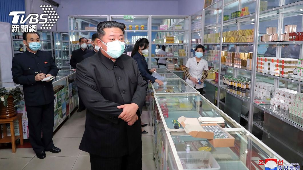 金正恩視察藥局。（圖／達志影像美聯社） 北韓昨再增27萬發燒、6死　金正恩急到對官員破口大罵