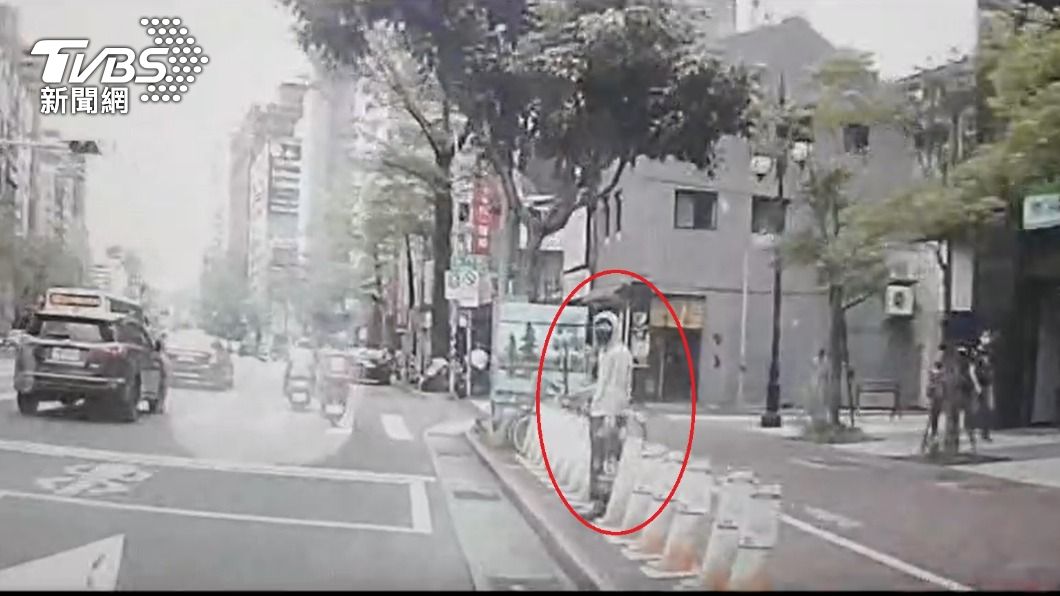 楊姓車手在路邊攔計程車。（圖／TVBS）