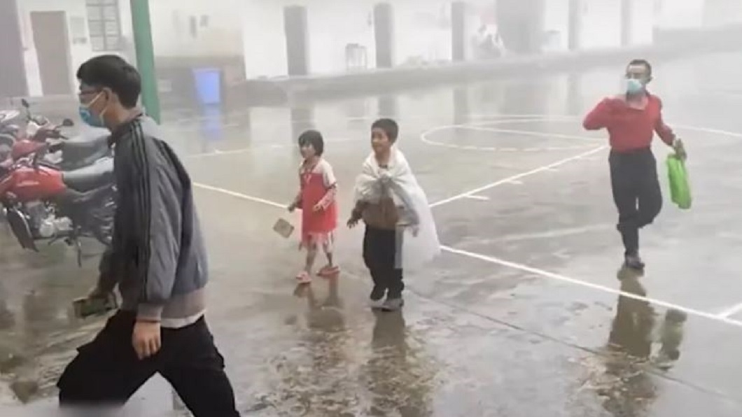 雲南一對小兄妹冒著大雨徒步走20公里到學校做免費PCR。（圖／翻攝自搜狐千里眼）