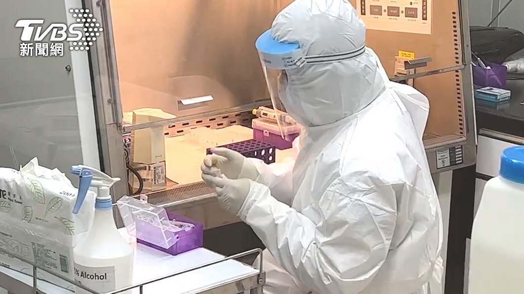 疫情爆發期間，醫檢師站在第一線，冒險處理病患的PCR篩檢。（圖／TVBS資料照）