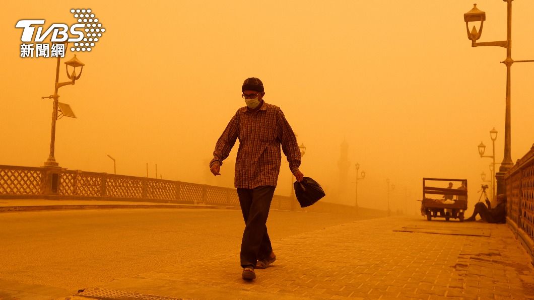 伊拉克1個月內發生至少8次沙塵暴。（圖／達志影像路透社） 4千人呼吸困難！沙塵暴反覆襲擊伊拉克　天空變橘色　