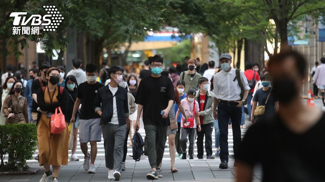 圖為午後逛街人潮，民眾臉上皆配戴口罩、落實防疫。（圖／中央社）