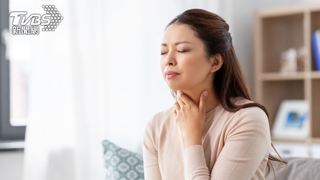多數人確診新冠後都會出現喉嚨痛的症狀。（示意圖／shutterstock達志影像）
