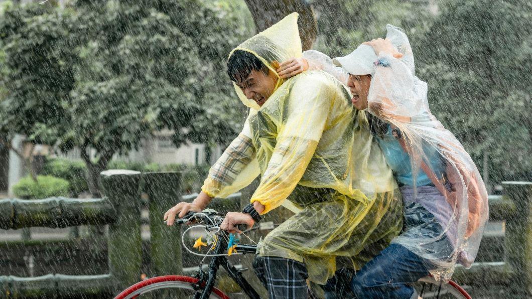 劉冠廷（左）與陳庭妮在《愛情發生在三天後》雨中騎車上演日劇純愛情節。（圖／時創影業提供）