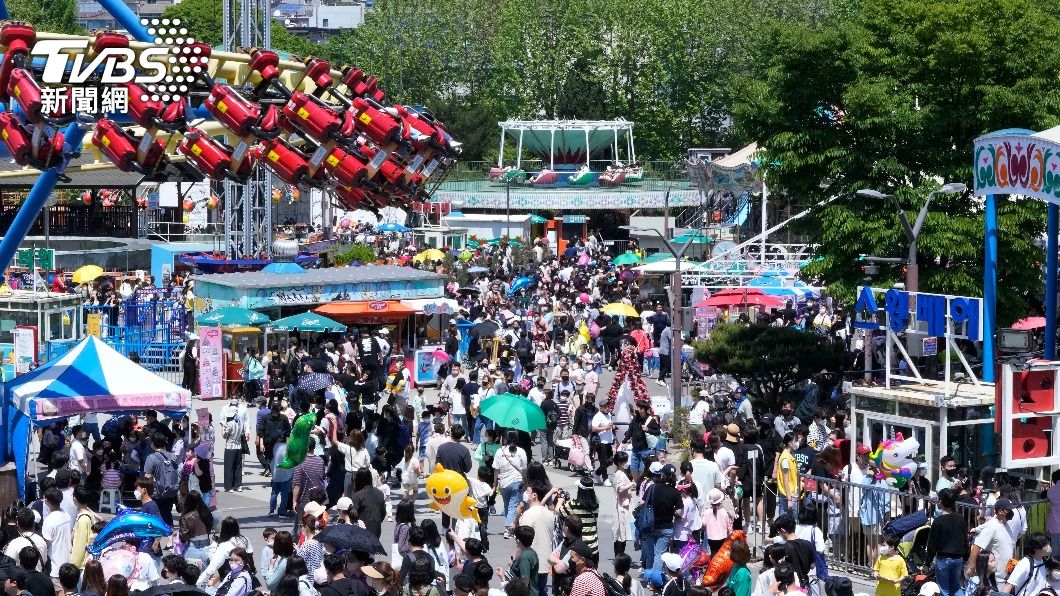 南韓已逐步進入後新冠生活，遊樂園出現大量人潮。（圖／達志影像美聯社）