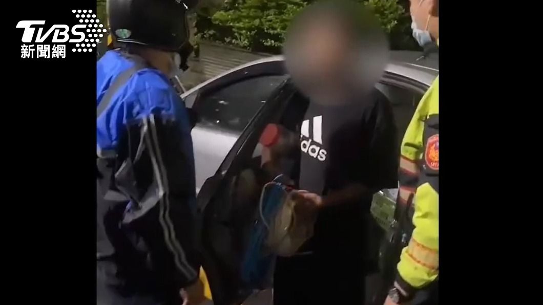 洪姓男子違規停車遭警員盤查，意外查獲毒品。（圖／TVBS）