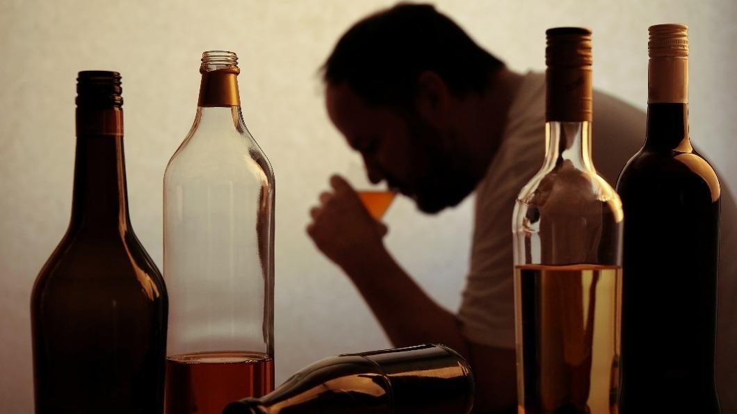 酒精會對大腦產生影響。（示意圖／shutterstock達志影像） 貪杯老得快！外媒：多一杯酒　大腦多衰老2年