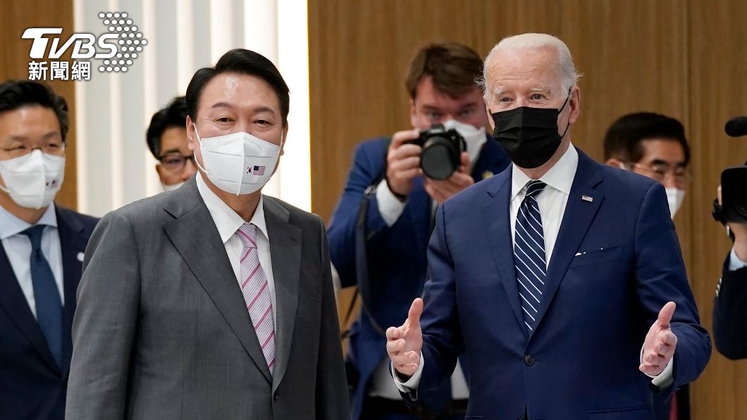 美國總統拜登（右）在韓國總統尹錫悅（左）陪同下，參觀三星的半導體工廠。（圖／達志影像美聯社）