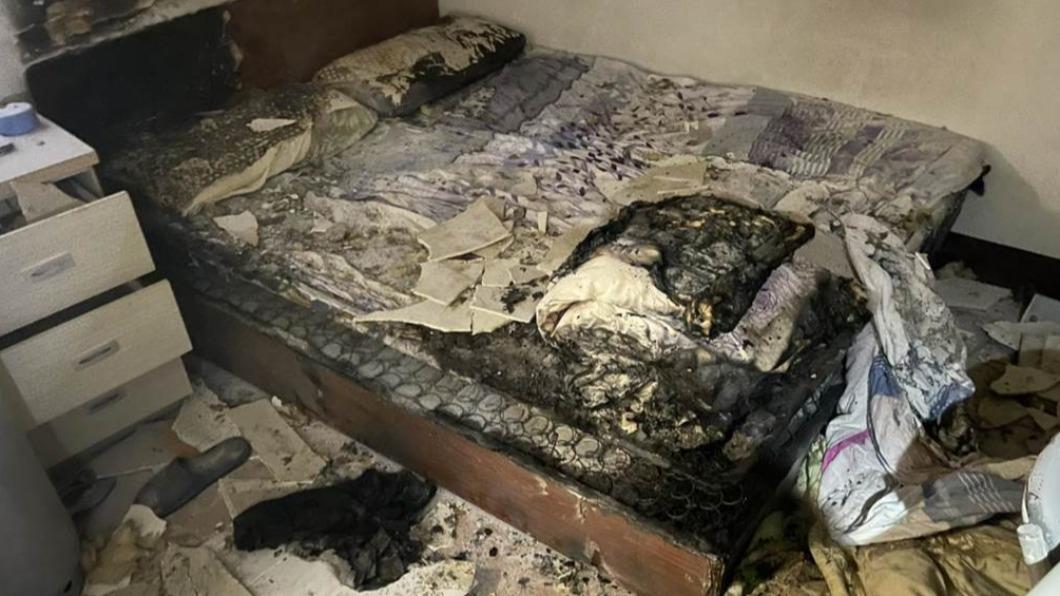 新竹縣湖口鄉民宅發生氣爆，1樓房間內床鋪燒焦。（圖／新竹縣消防局提供）