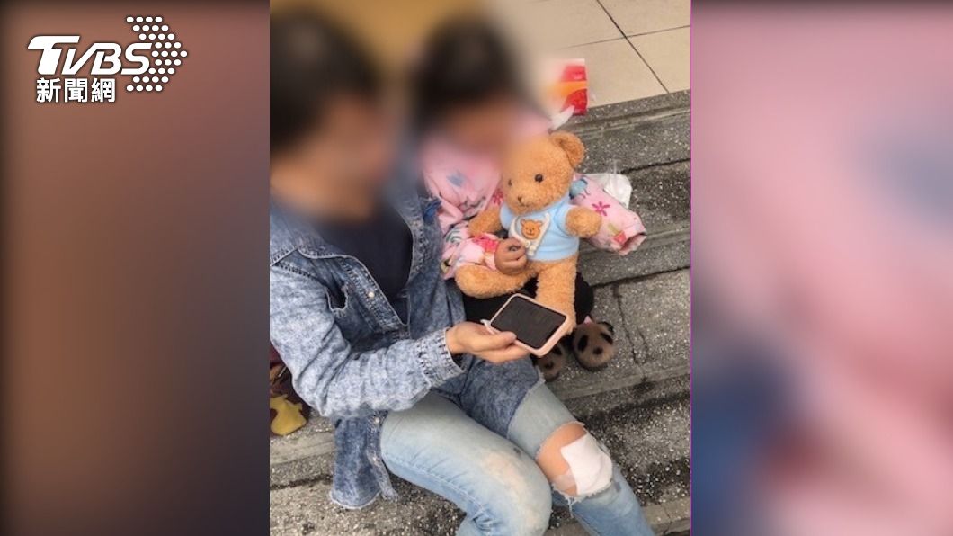4歲女童因車禍驚嚇哭不停，員警給予小熊玩偶。（圖／TVBS）