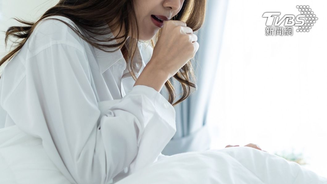 許多人確診會出現喉嚨痛、咳嗽的症狀。（示意圖／shutterstock 達志影像） 確診咳嗽、腹瀉怎麼吃？營養師曝緩解「4大症狀」懶人包
