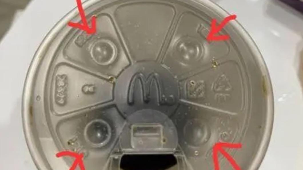 麥當勞冷飲杯上的４個凸起圓點。（圖／翻攝自臉書社團「爆廢公社」）