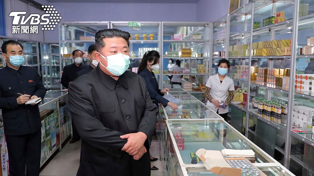 北韓12日首度證實爆出COVID-19疫情。（圖／達志影像美聯社） 北韓官媒：單日新增發燒病例連兩天低於20萬
