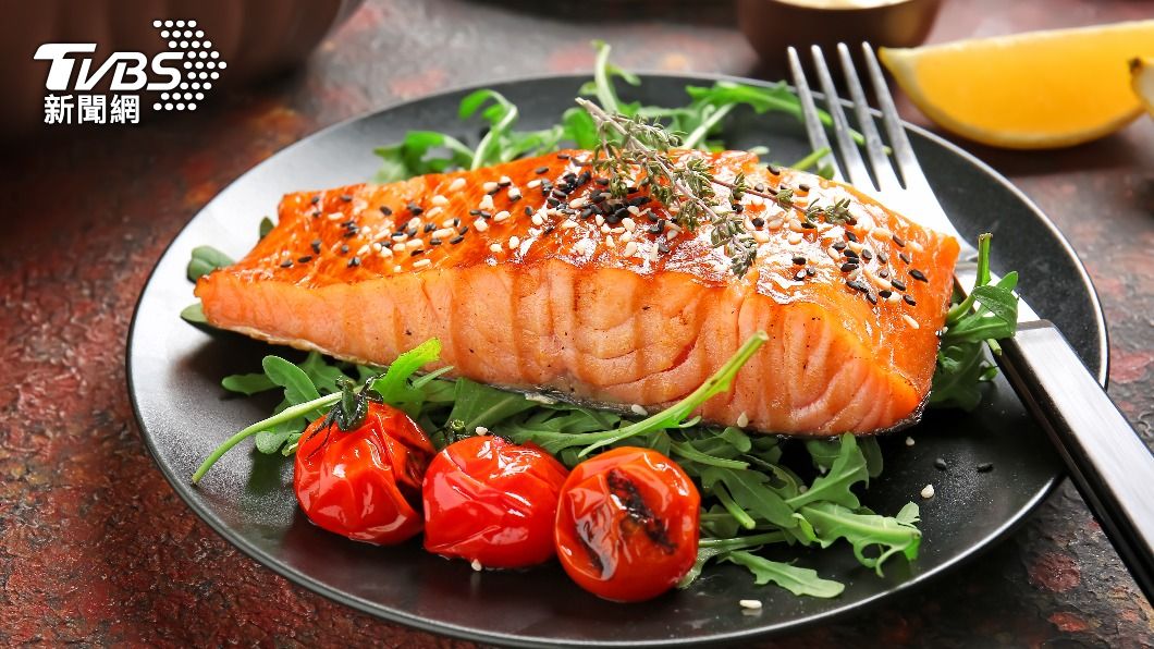 紙包魚是一道營養均衡又容易上手的料理。（示意圖／shutterstock達志影像）
