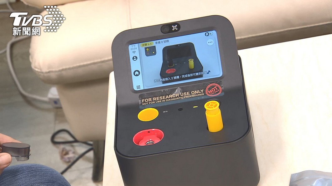國內首台家用核酸檢測PCR機。（圖／TVBS資料畫面）  郭董快篩機適用　指揮中心增「家用PCR」快篩陽=確診