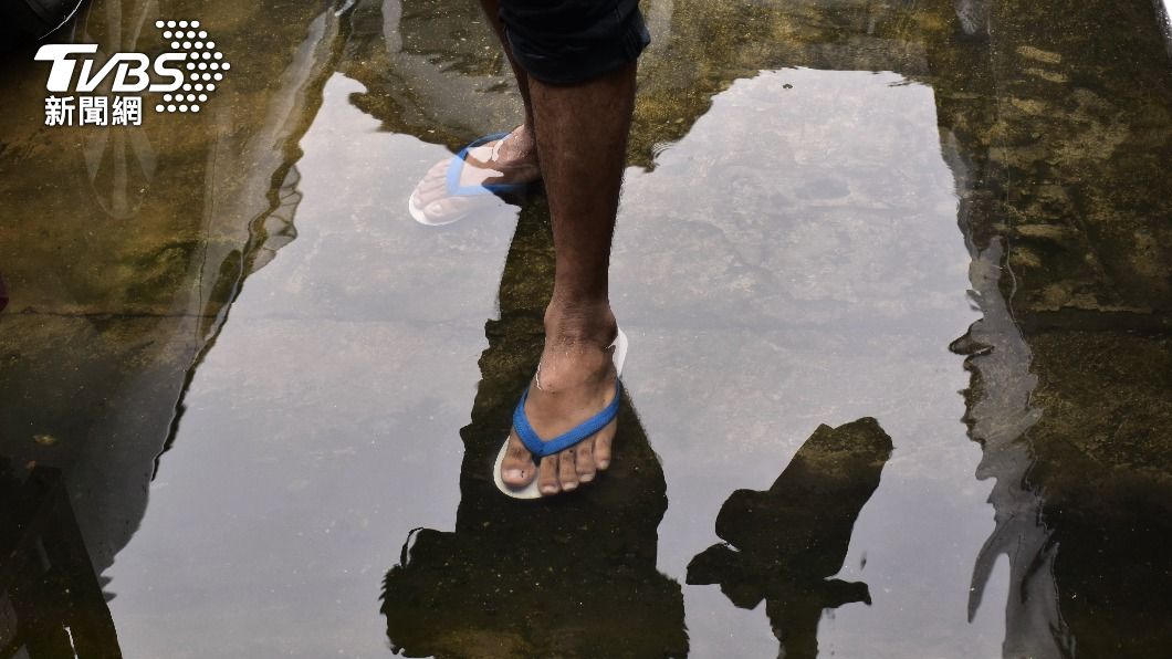 下雨積水建議別穿拖鞋。（示意圖／shutterstock 達志影像）