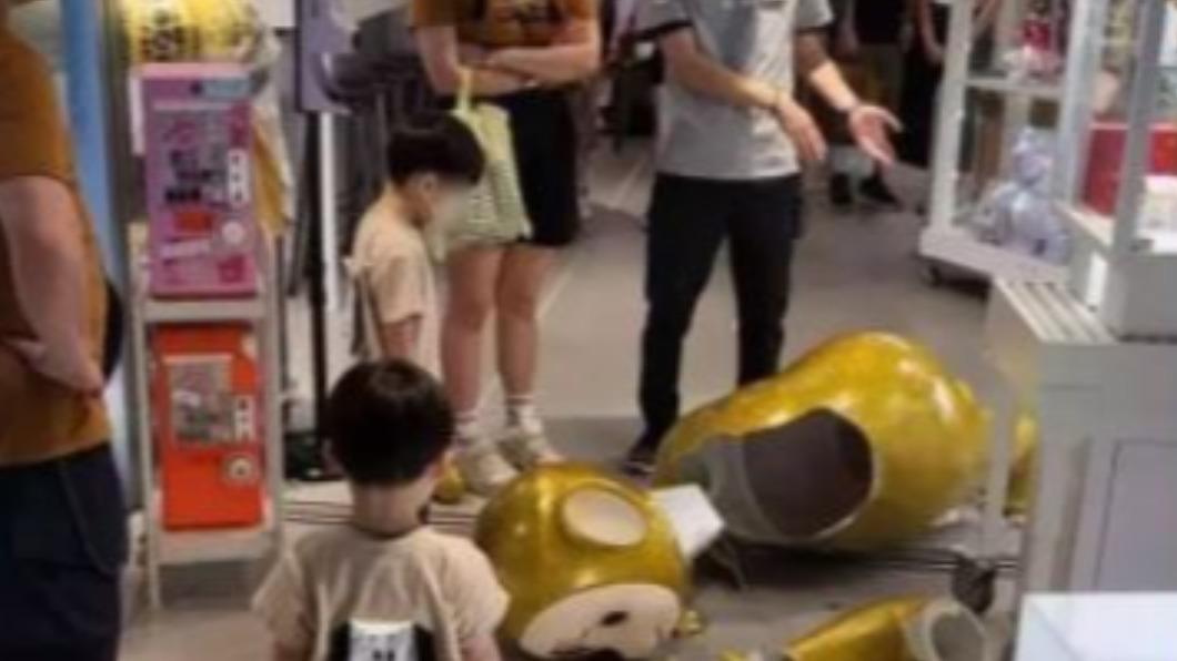 有幼童撞跌1.8米高「天線寶寶」公仔。（圖／翻攝自香港抗議關注組臉書）