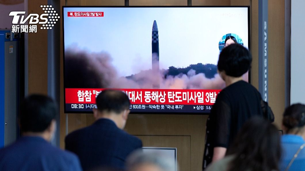 南韓媒體報導北韓發射飛彈的新聞。（圖／達志影像美聯社）