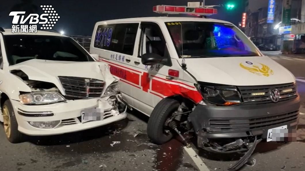 載確診者轉院，嘉市救護車遭撞。（圖／TVBS）