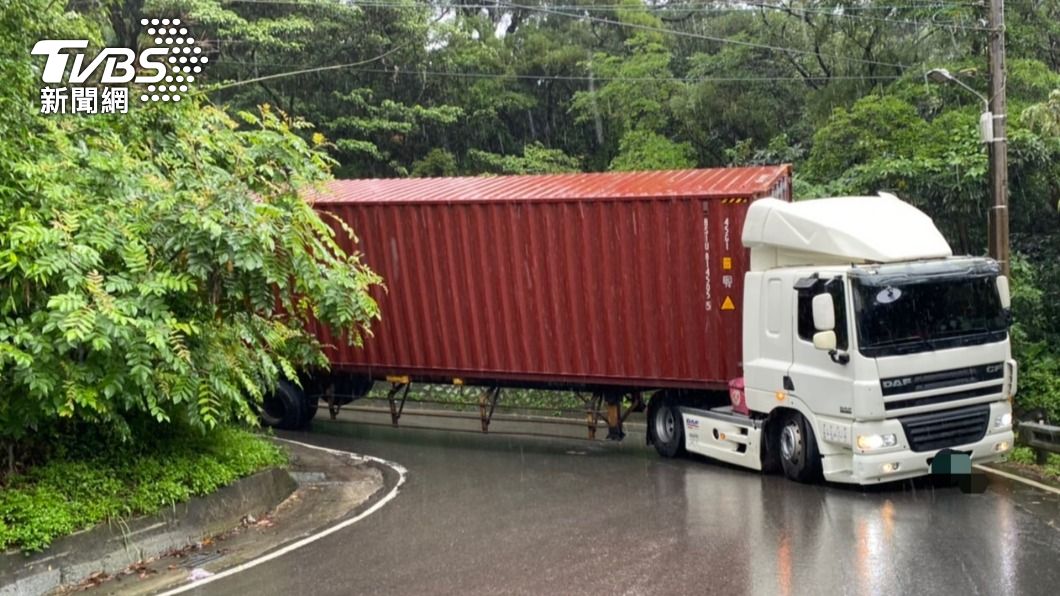 貨櫃車佔據路面，造成道路暫時封閉中。（圖／TVBS）