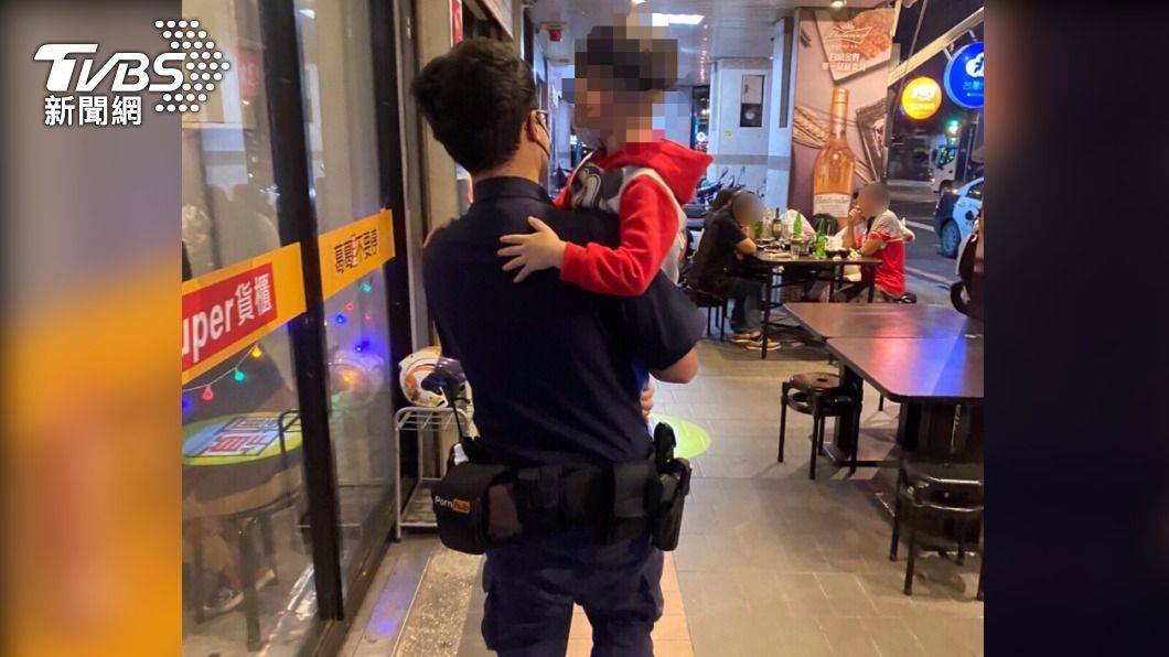 員警抱著男童找媽媽。（圖／TVBS）