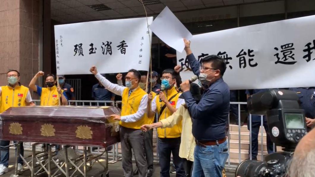 馮母在郭榮先陪同下，抬棺衝到疾管署抗議。（圖／翻攝自郭榮先臉書）