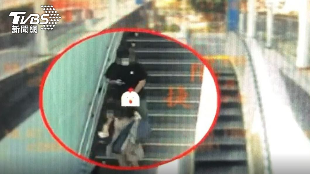 詹姓男子在捷運電扶梯上大膽猥褻，全被監視器拍下。（圖／TVBS）