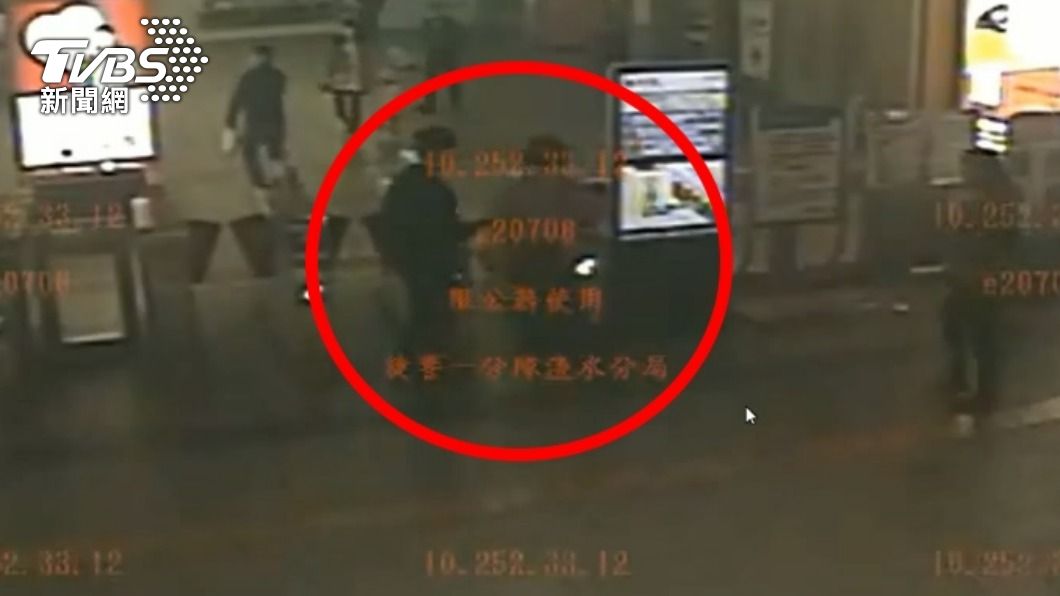 男子尾隨乘客進入捷運站。（圖／TVBS）