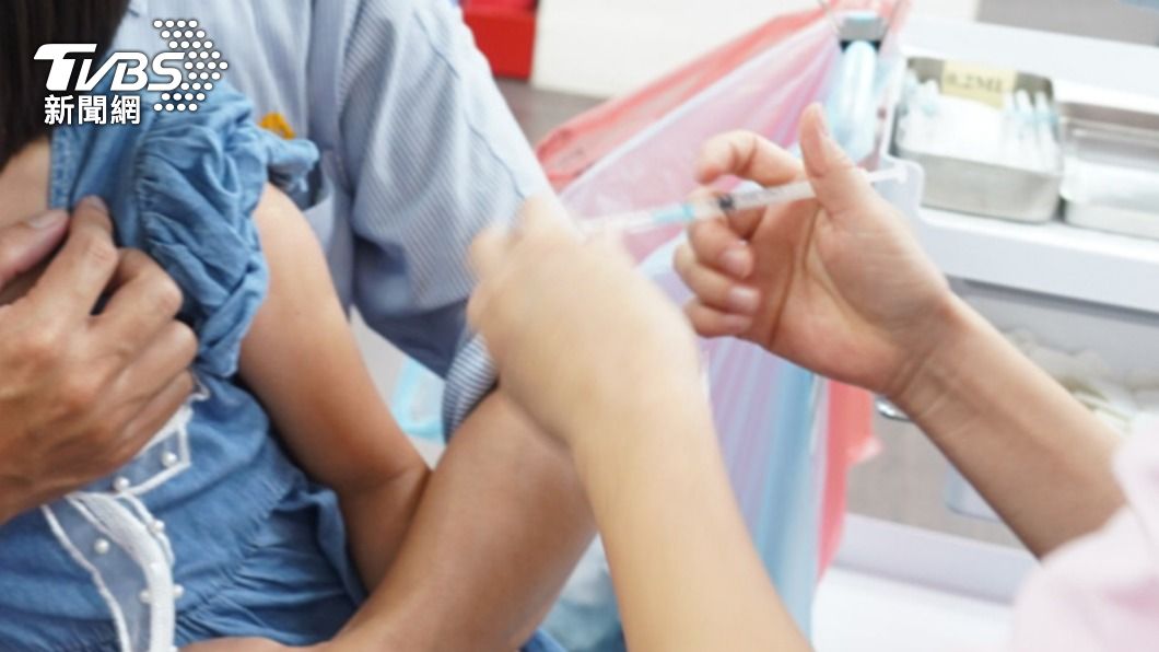家長帶孩子接種疫苗。（圖／中央社） 防染疫重症腦炎　輝瑞兒童疫苗首日2.4萬人搶打