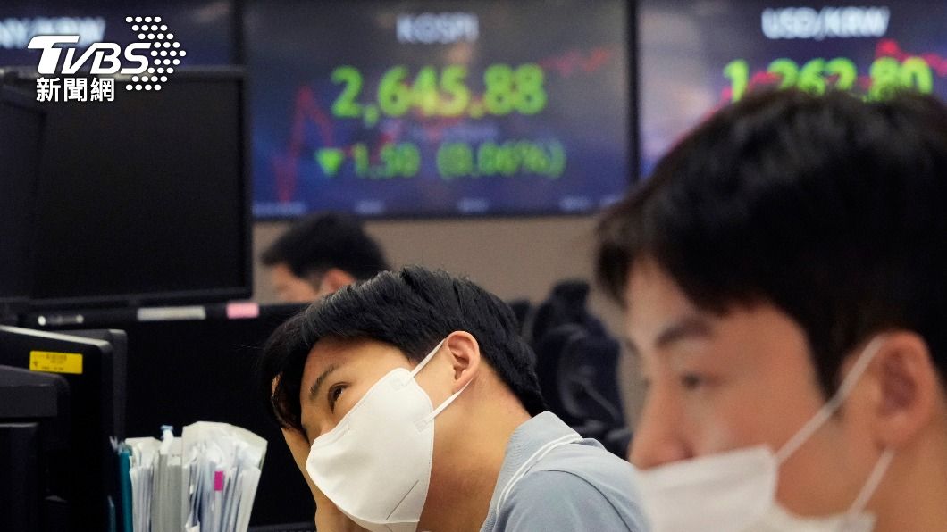 南韓今年第3度升息，韓亞銀行交易員緊盯螢幕。（圖／達志影像美聯社）