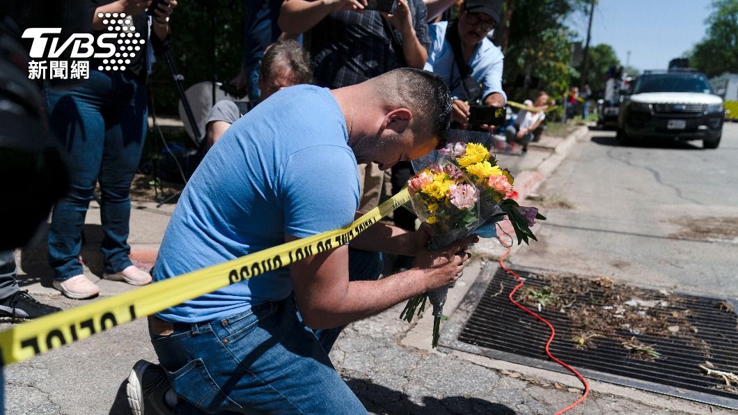 美國德州小學發生槍擊案，民眾拿著花祈禱。（圖／達志影像美聯社）