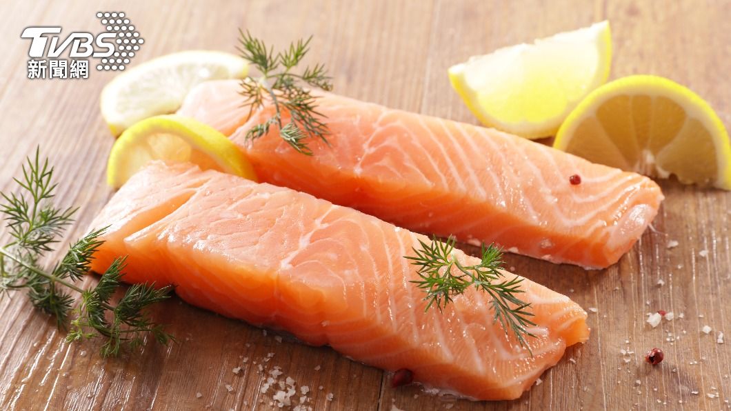鮭魚富含維生素B，專家建議壓力大或緊張時可補充。（示意圖／shutterstock達志影像）